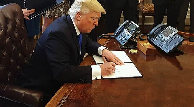 BOOOM! TRUMP SIGNS ORDER TO SLASH MEDS PRICES UP TO 80% – Big Pharma’s Entire Scam is COLLAPSING as Their Multi-Trillion Dollar Racket is EXPOSED AND DESTROYED!